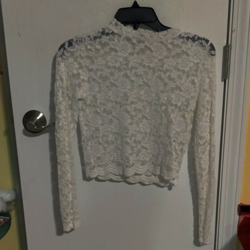Long-Sleeved White Lace Blouce